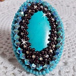 Bague Turquoise au style Am&eacute;rindien avec un cabochon ovale en pierre de gemme : le Turquoise lui-m&ecirc;me orn&eacute; de toupies en Cristal, s&rsquo;ajoute des rocailles en verre Miyuki et tch&egrave;que sur une bague Bronze